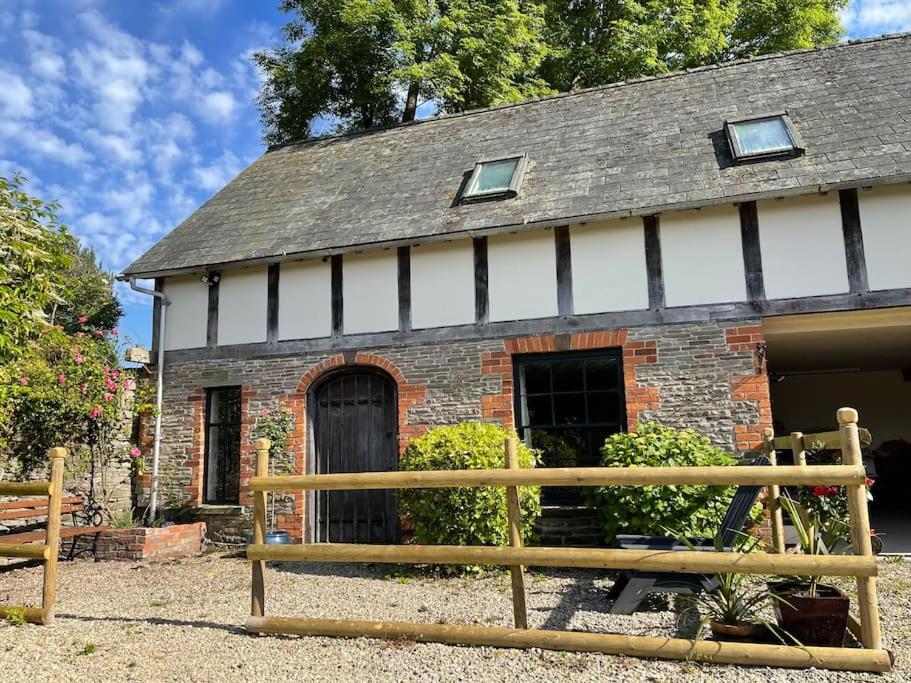 Stylish 2-Bed Cottage With Secure Parking Winforton Exterior foto
