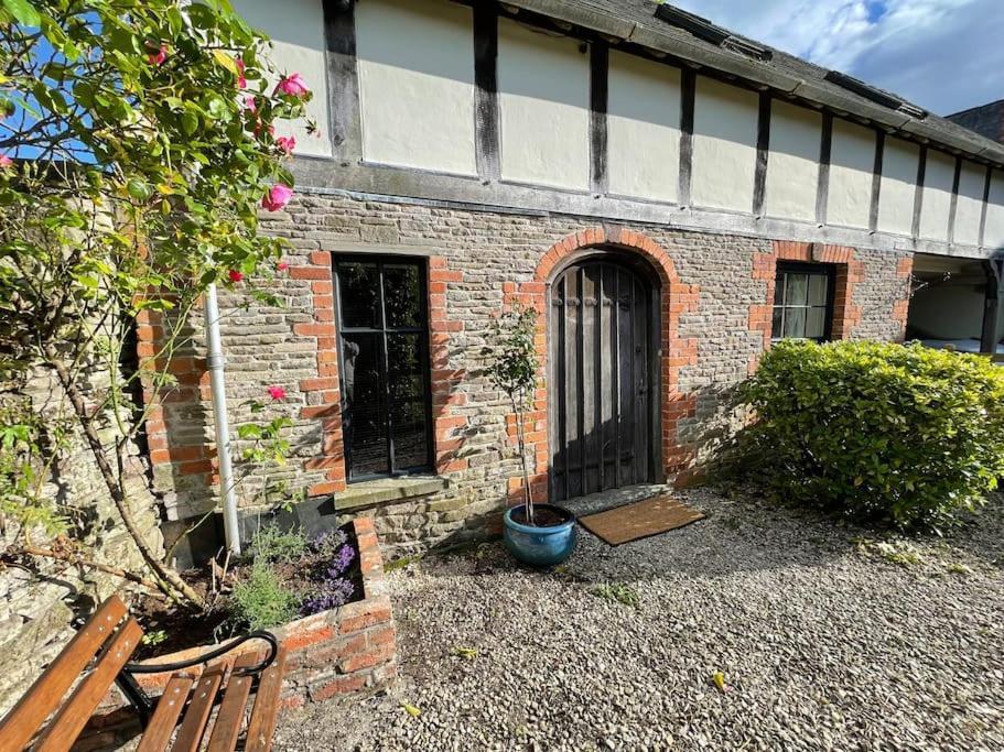 Stylish 2-Bed Cottage With Secure Parking Winforton Exterior foto