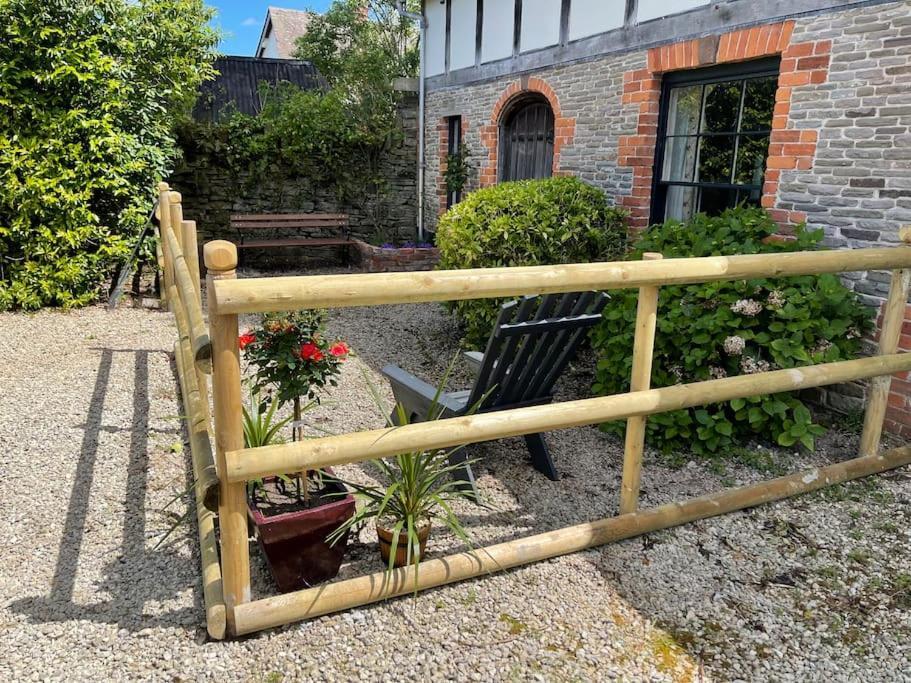 Stylish 2-Bed Cottage With Secure Parking Winforton Exterior foto